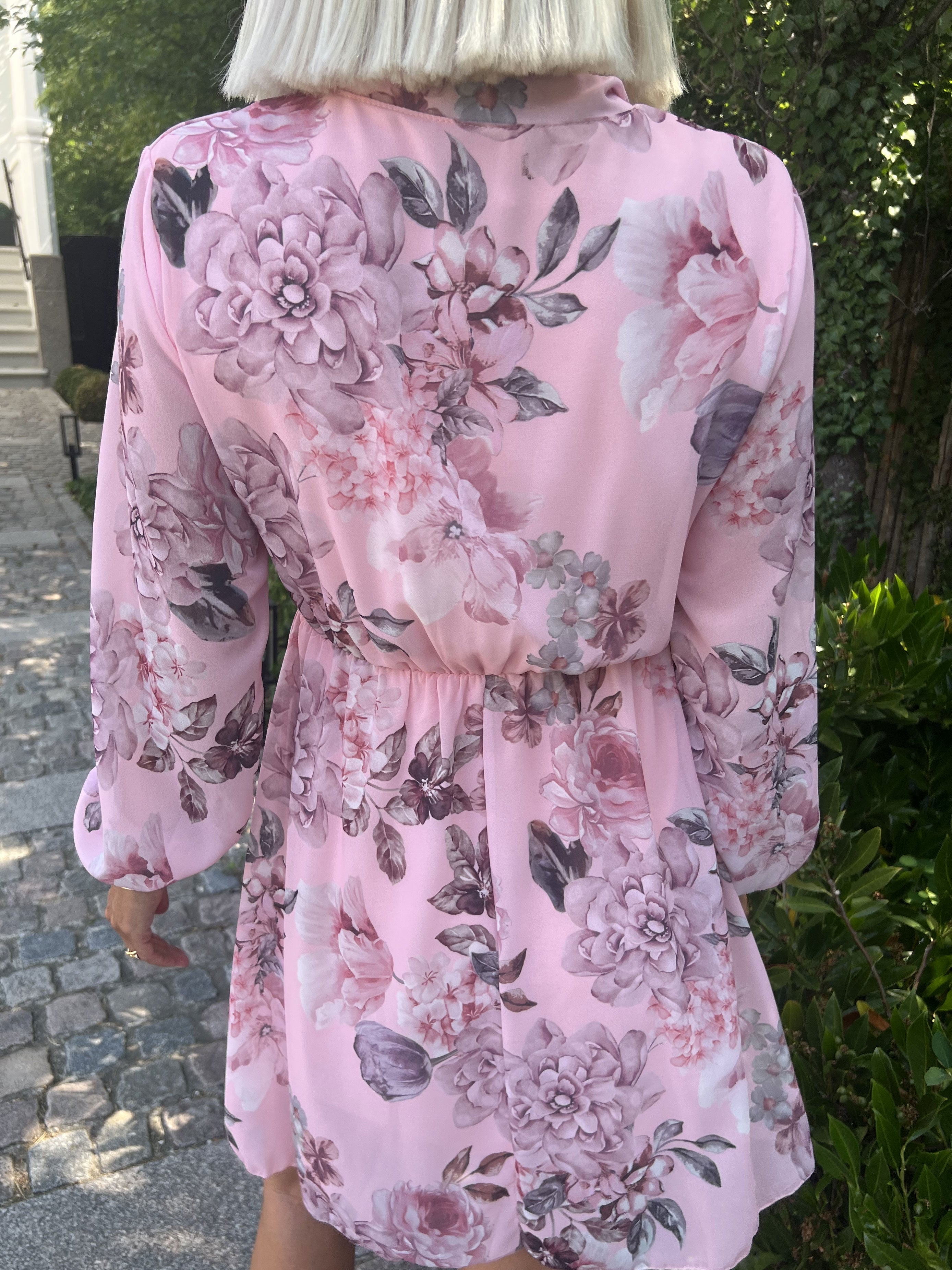 Caramella - Söt sommarklänning i chiffong med blommönster - White